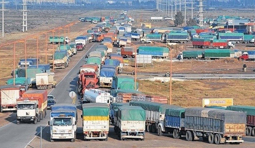Los fletes en Argentina se disparan y superan a los de los grandes exportadores de granos